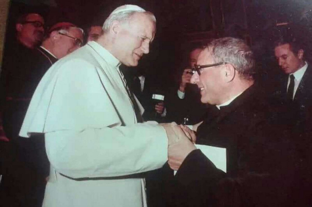 Don Calogero Russo insieme a san Giovanni Paolo II - .