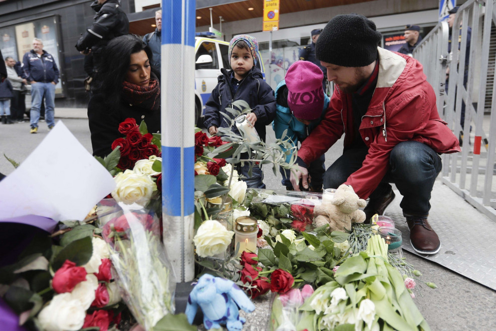 Il dolore all'indomani della strage (Ansa)