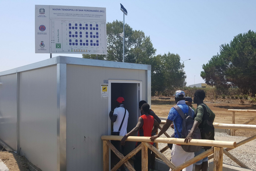 Braccianti in fila per registrarsi