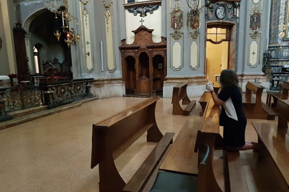 La preghiera personale in una chiesa di Milano - Avvenire