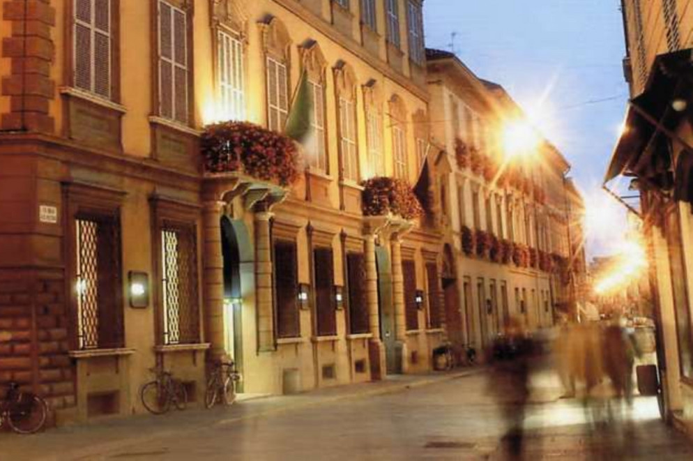 L'ingresso del palazzo Spalletti Trivelli, sede del Credem