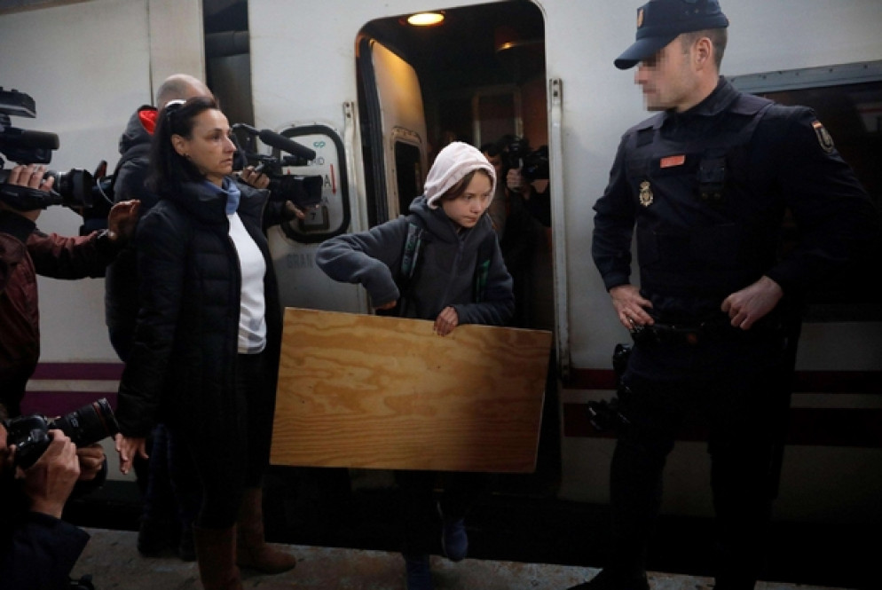 Greta Thunberg scende dal treno Lusitania alla stazione di Madrid (Ansa) - Ansa
