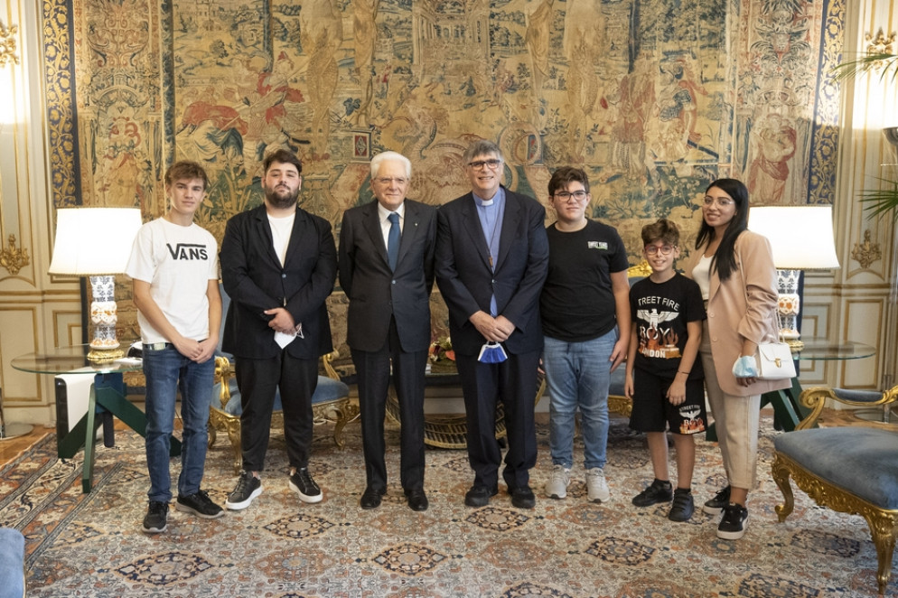 Don Maurizio Patriciello con una rappresentanze dei giovani di Caivano al Quirinale, il 21 settembre 2021 - Ufficio stampa del Quirinale
