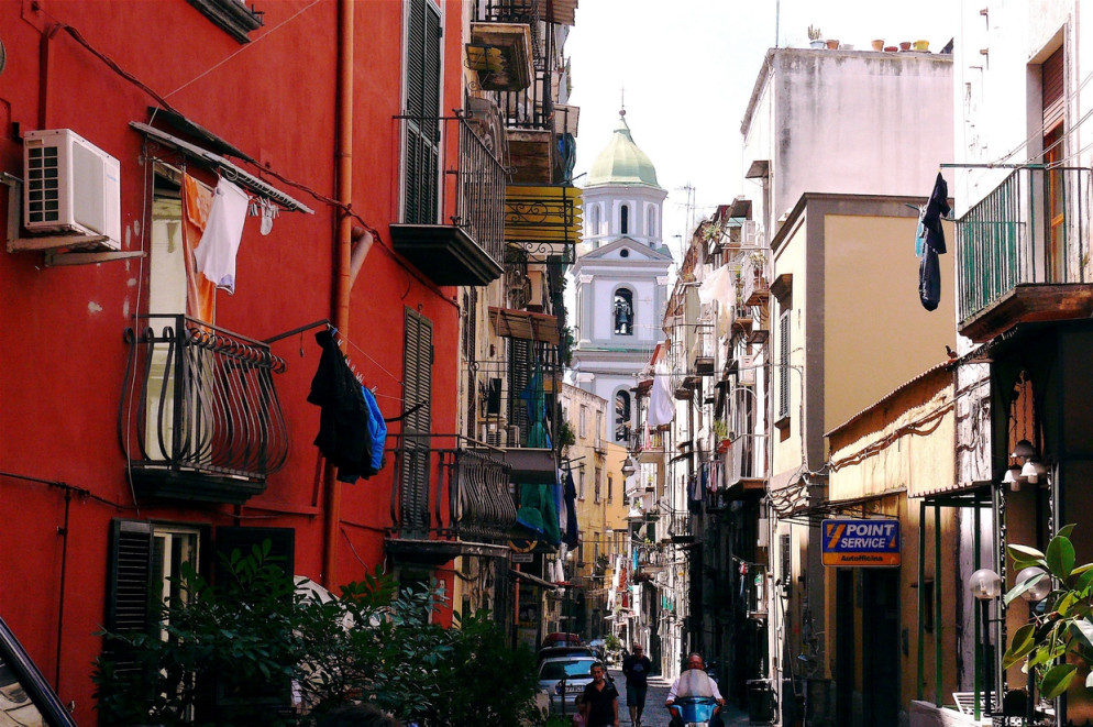 Uno scorcio del rione Sanità, a Napoli, col campanile della basilica di Santa Maria della Sanità