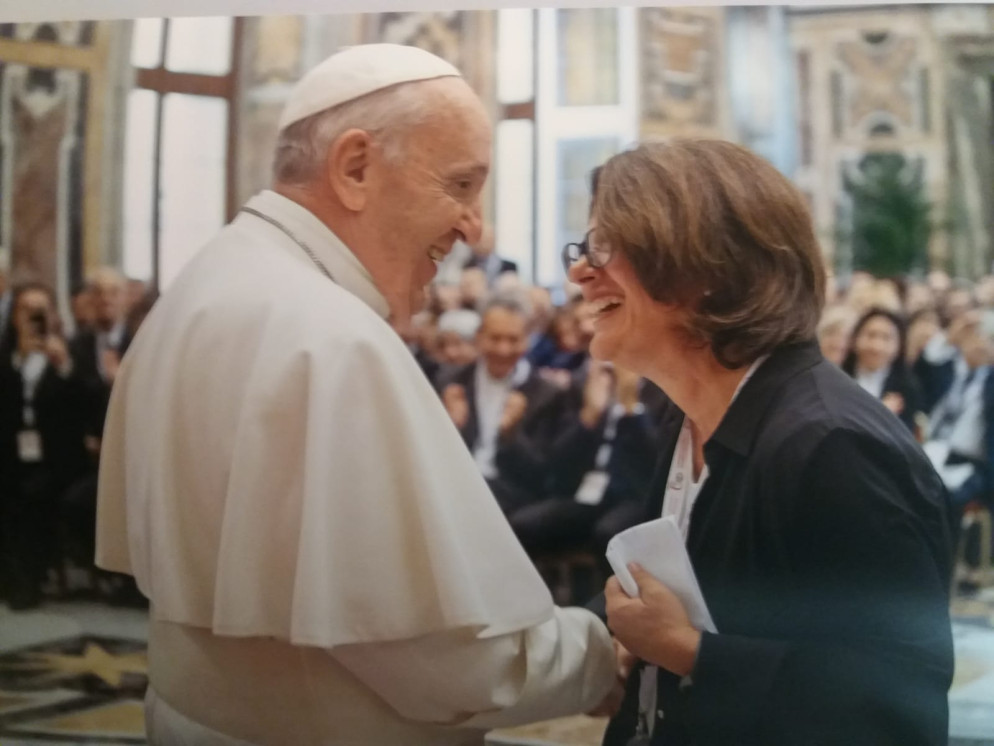 Il Papa con la presidente Ucsi Vania De Luca durante l'udienza per i 60 anni dell'Unione cattolica stampa italiana