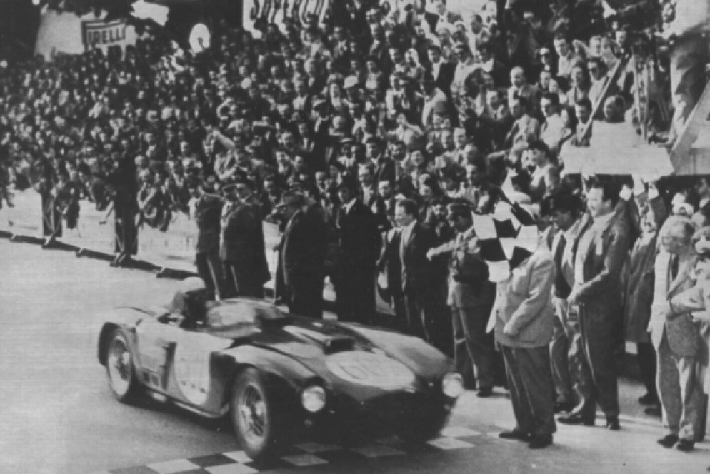 Ascari, su Lancia Sport D 24, vince la Milla Miglia 1954