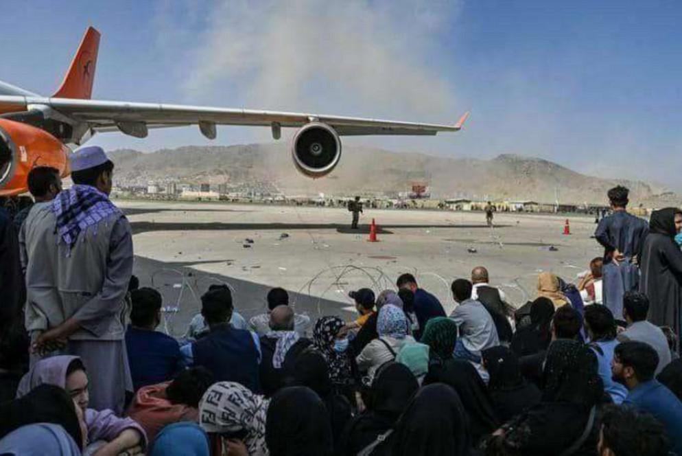 Il fumo dell'esplosione visto dall'interno dell'aeroporto di Kabul - Twitter