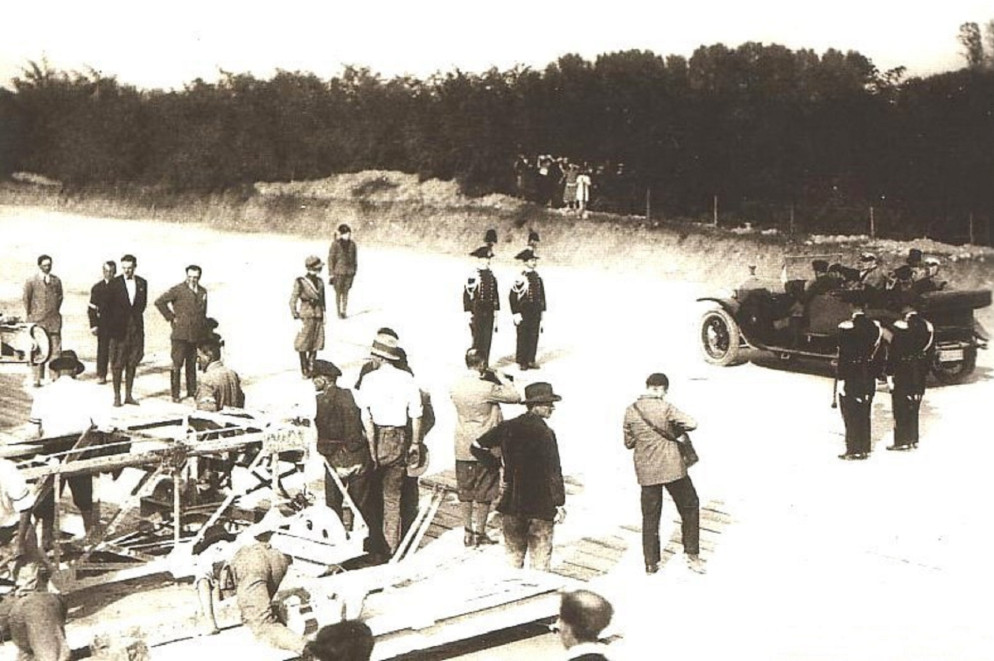 L'inaugurazione della tratta Milano-Lainate della Milano Laghi, nel 1924 (Pubblico dominio, https://it.wikipedia.org/w/index.php?curid=761527)