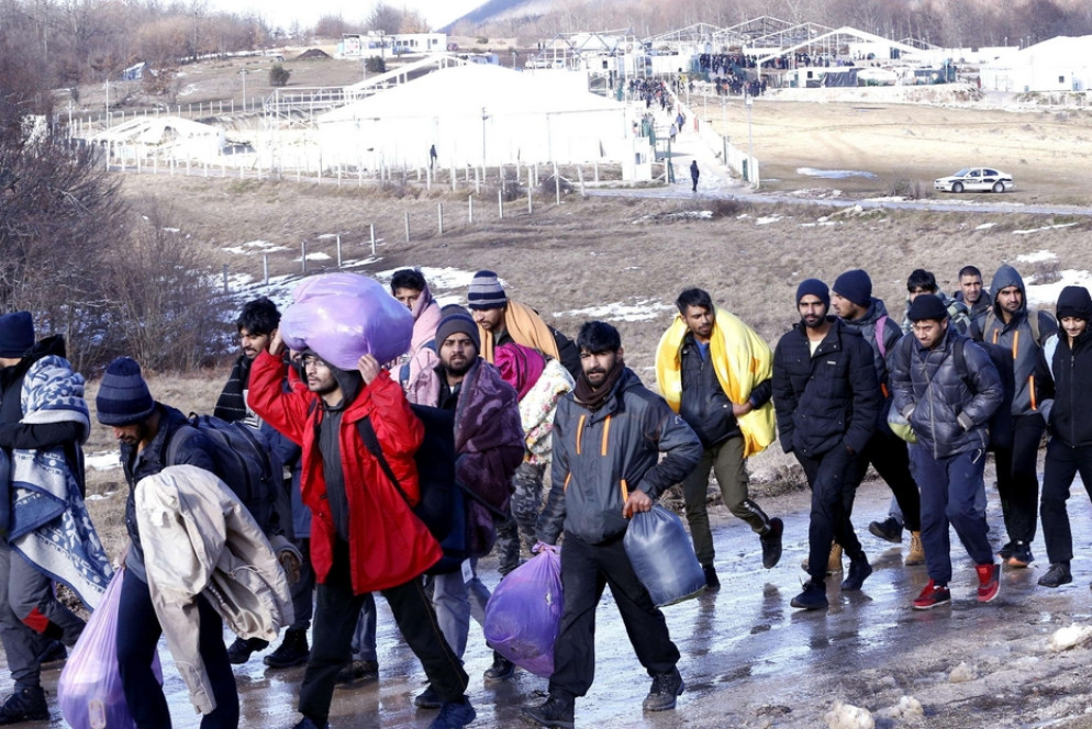 Migranti si allontanano dopo l'incendio che ha distrutto il campo Lipa, a Bihac (Bosnia) - Ansa