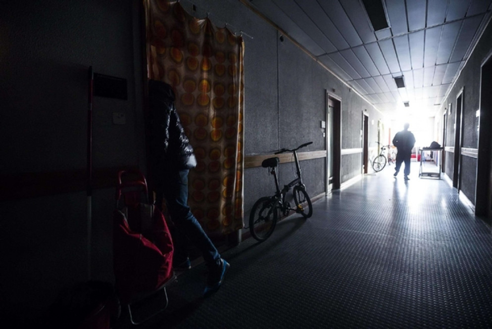 "Io faccio l'elemosiniere e mi preoccupo dei poveri, di quelle famiglie, dei bambini. Intanto, hanno luce e acqua calda, finalmente. Adesso tutto dipende dal Comune, aspettiamo che riaprano gli uffici" ha spiegato il cardinale Konrad Krajewski (Ansa)