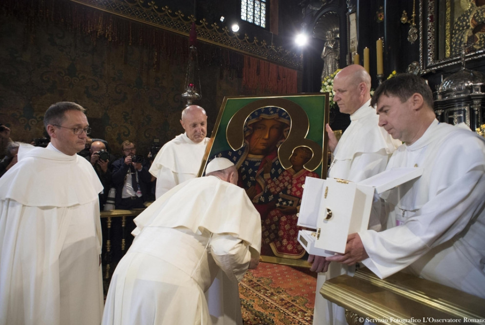 Il Papa bacia l'icona della Madonna Nera durante la Gmg del 2016 - Ansa