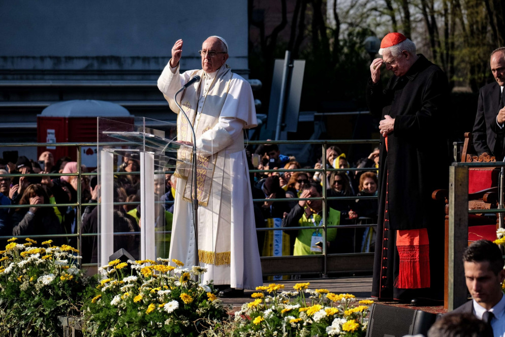 Il Papa benedice il "popolo" delle Case Bianche, al suo fianco il cardinale Scola (Fotogramma)
