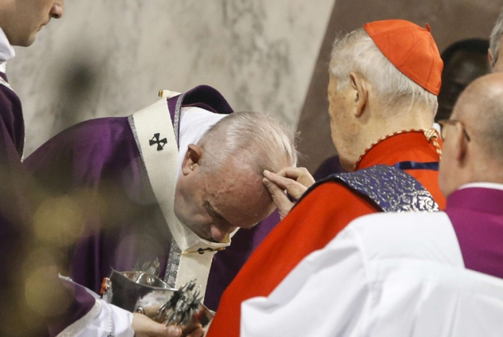 Papa Francesco riceve le ceneri - Ansa