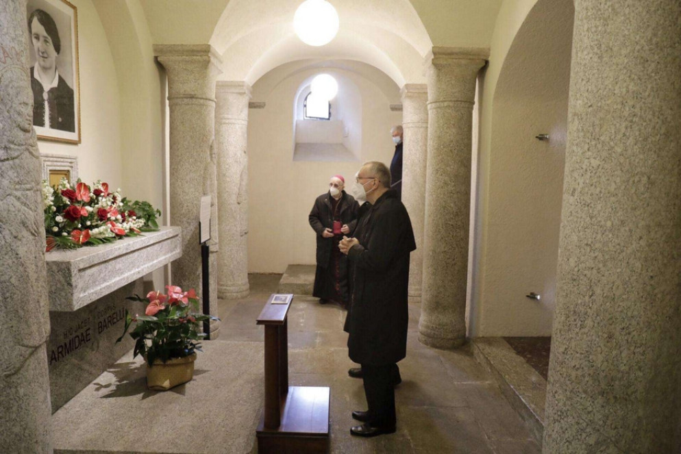 Parolin prega davanti alla tomba di Armida Barelli - Foto Università Cattolica