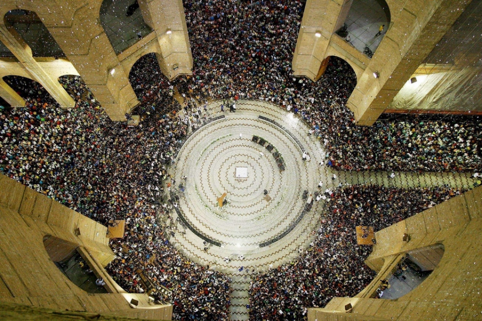 L'interno del santuario gremito di fedeli - Immagine di archivio