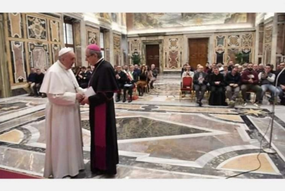 Il saluto di papa Francesco nella Sala Clementina in Vaticano a una settantina di pescatori di San Benedetto del Tronto - Vatican News