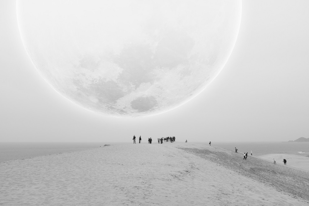“Tottori”: parte da un racconto immaginario scritto in italiano durante un viaggio in Giappone. È la storia di uno strano fenomeno astronomico, un evento celeste, la luna su Tottori che improvvisamente, una notte, appare molto più grande del solito.Un mondo fatto di fantasia e mistero, un sogno incompiuto, illuminato dalla luce di una luna gigante, da sempre compagno di sognatori e anime perse. È il progetto vincitore della open call internazionale di Fotografia Europea 2021 - © Marco Di Noia