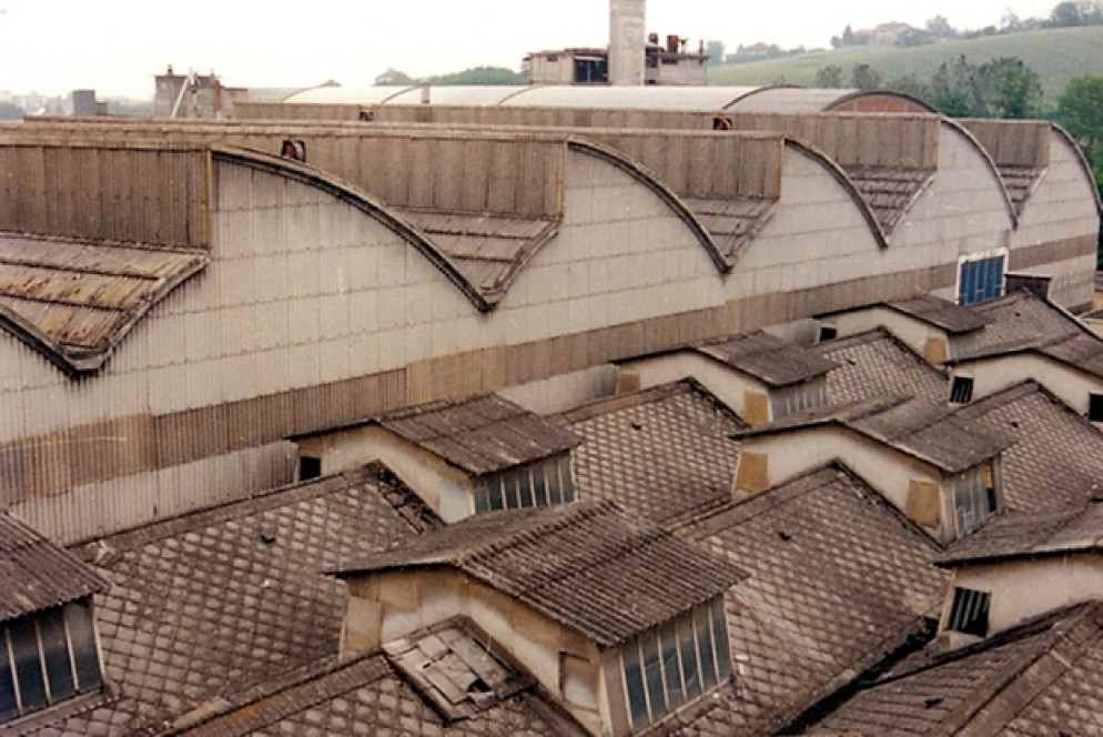 I tetti di amianto dello stabilimento Eternit a Casale Monferrato. Lo stabilimento chiuse nel 1986