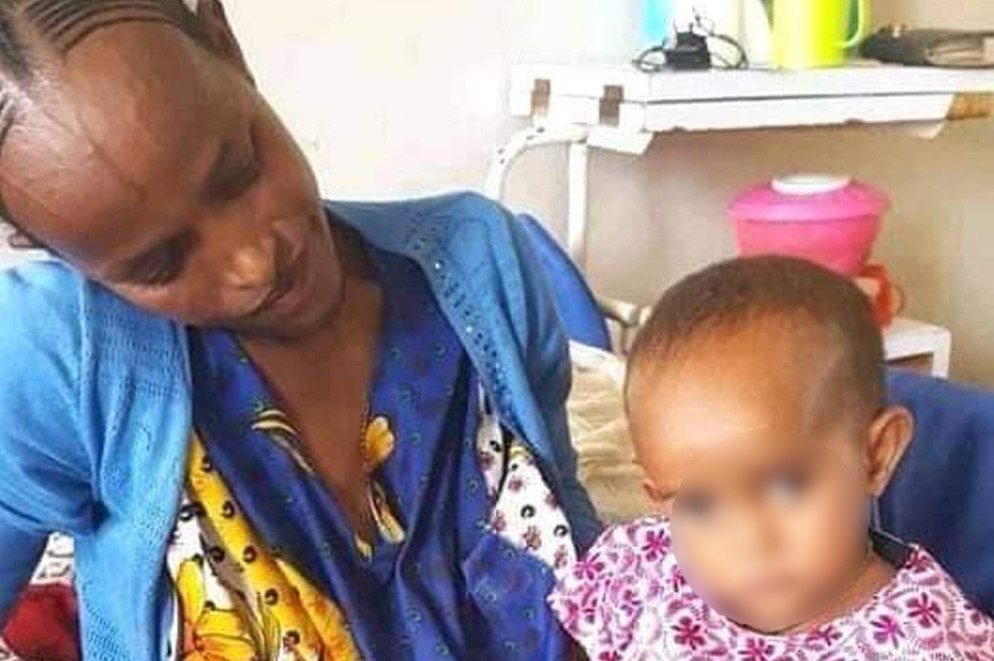 Una bambina di Gulomakeda, nel Tigrai orientale. Non si è nutrita né dissetata per intere giornate - .
