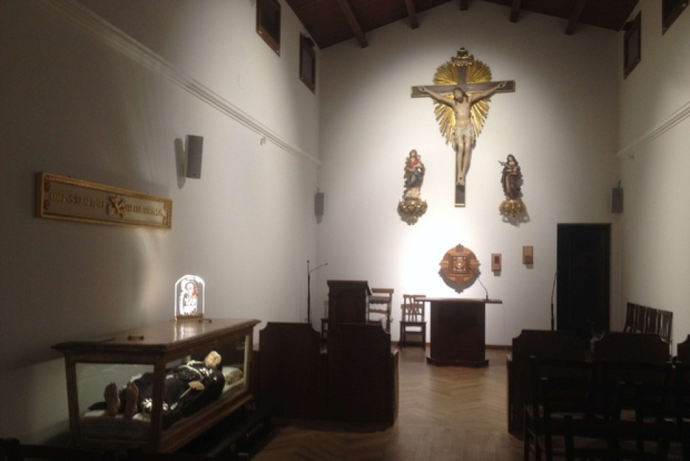 Nella chiesa viene custodito nuovamente in una teca il corpo della mistica di Camerino, santa Camilla Battista, morta il 31 maggio 1524, che fu abbadessa del monastero. (Foto di Laura Badaracchi)