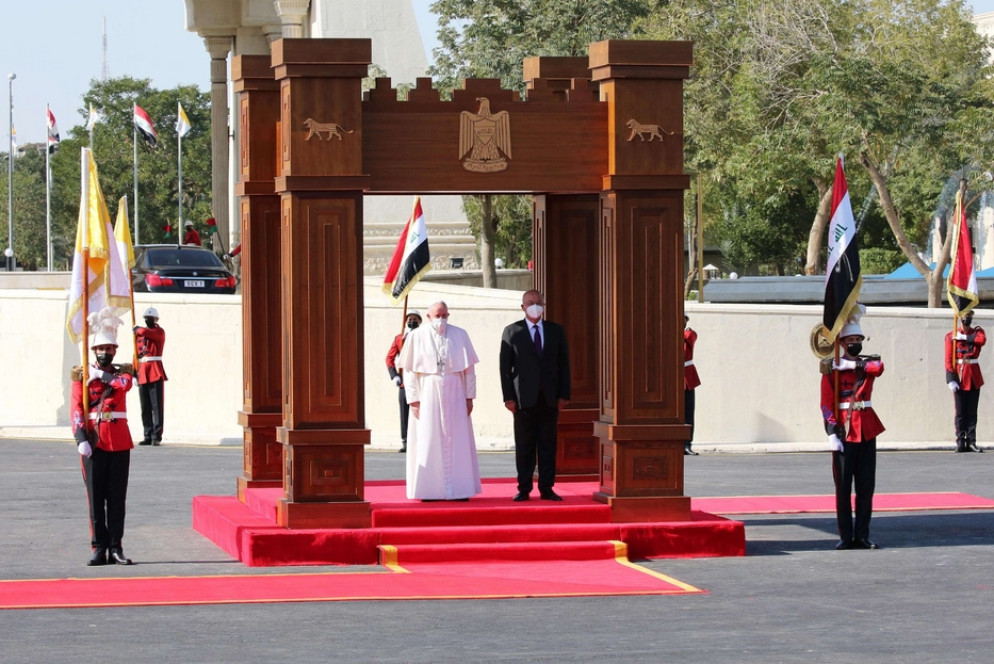 Papa Francesco e Barham Ahmed Salih Qassim, attuale presidente dell’Iraq. In seguito Francesco ha pronunciato il suo primo discorso ufficiale alle autorità civili, al corpo diplomatico e alla società civile in terra irachena - Ansa