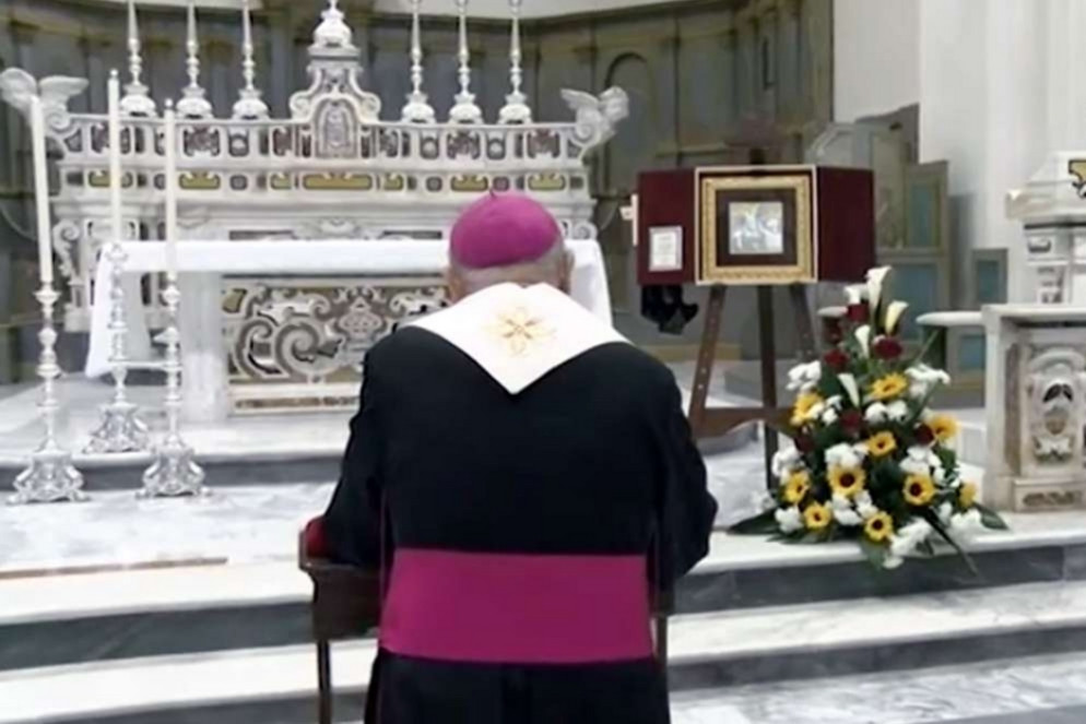 L'affidamento alla Madonna di Leuca - YouTube