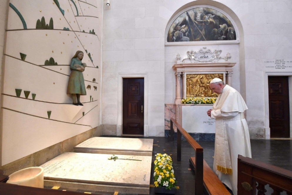L'omaggio del Papa alla toma di san Giacinta Marto (Ansa)