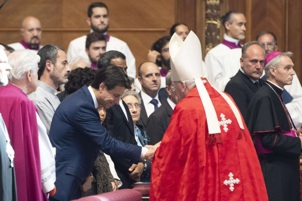 Il cardinale Re con il premier Conte durante i funerali del cardinale Silvestrini (foto Ansa)