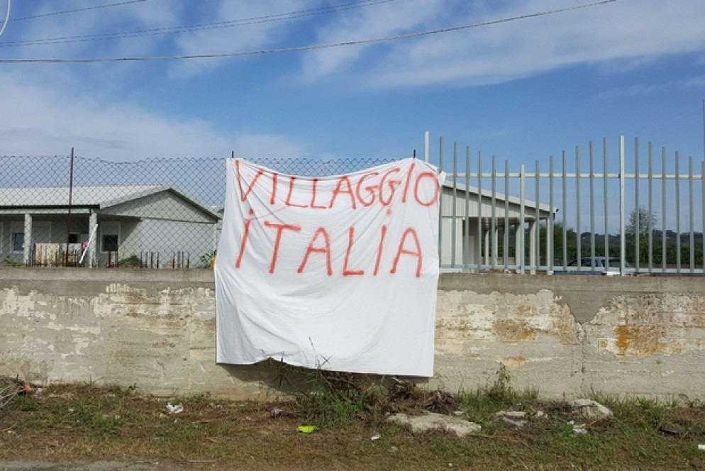 Il centro per immigrati occupato dai rosarnesi