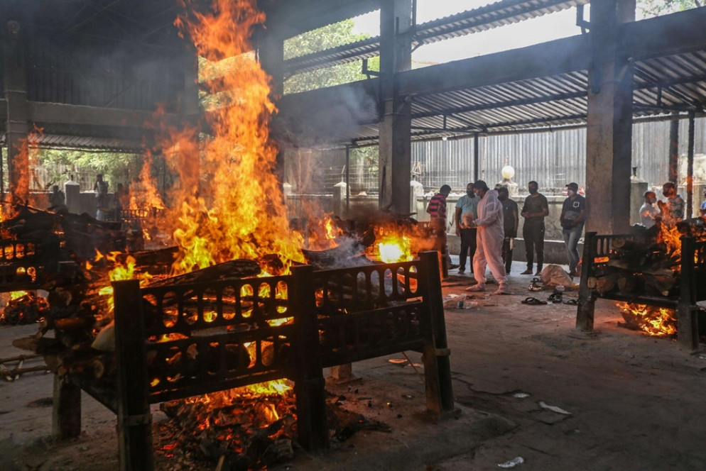 Tredici pazienti con Covid-19 sono morti stamattina in un incendio scoppiato in un ospedale alla periferia di Mumbai (ex Bombay), la più grande città dell'India. "Diciassette pazienti erano nell'unità di terapia intensiva del Vijay Vallabh Hospital quando è avvenuto il rogo: 13 sono morti e gli altri quattro sono stati trasferiti in altre strutture", hanno comunicato i vigili del fuoco. - Ansa