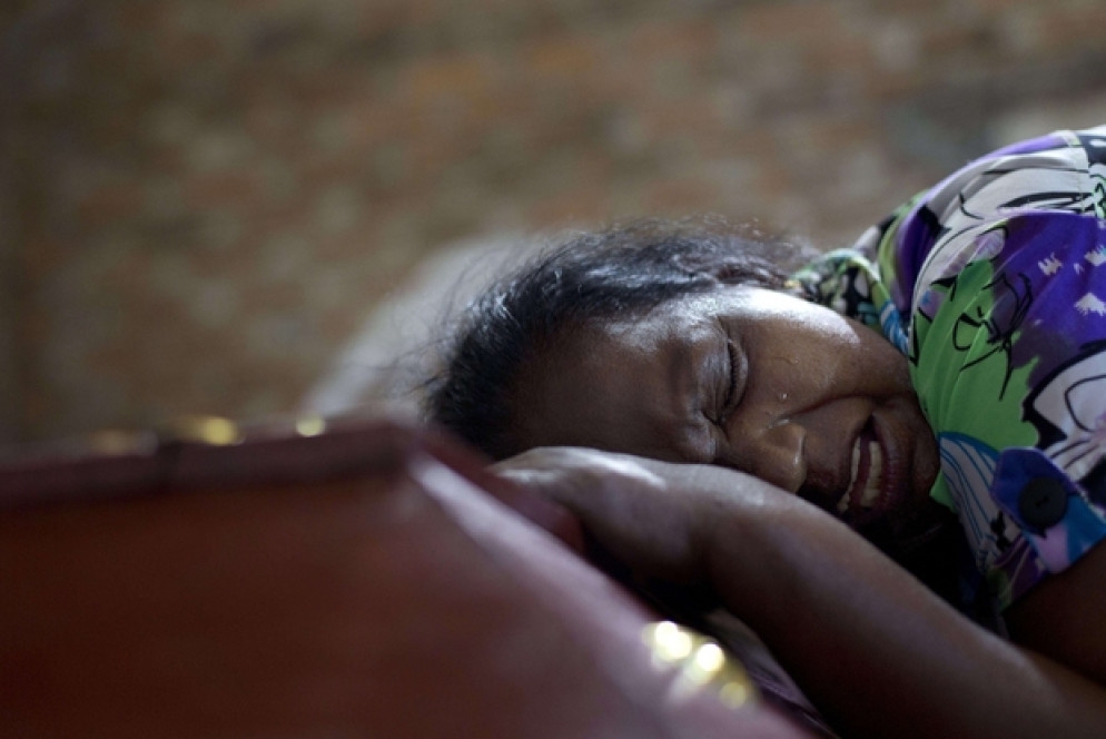 La nonna piange Sneha Savindi, 12 anni, uccisa nella chiesa di San Sebastiano a Negombo, mentre era in fila per ricevere la Comunione (Ansa)
