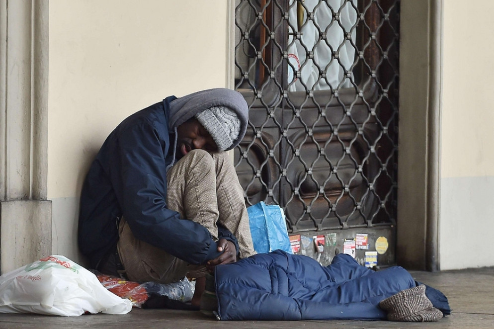 L’emergenza sociale che resta irrisolta: 51mila sono i senzatetto a rischio freddo in Italia, costretti a dormire sui marciapiedi, nelle stazioni e sotto i portici - Ansa