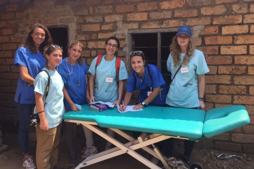 Docenti e studenti del Campus Biomedico di Roma impegnati sul campo nel progetto di cooperazione (Foto di Bianca Rizzi)