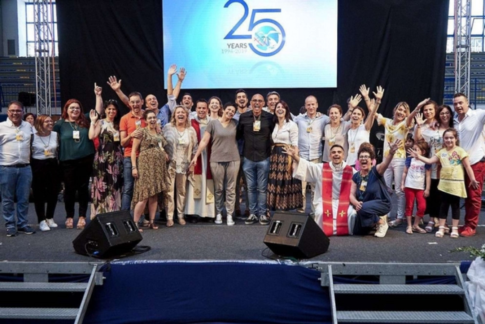 I 25 anni di Nuovi Orizzonti con Chiara Amirante (al centro vestita in grigio)