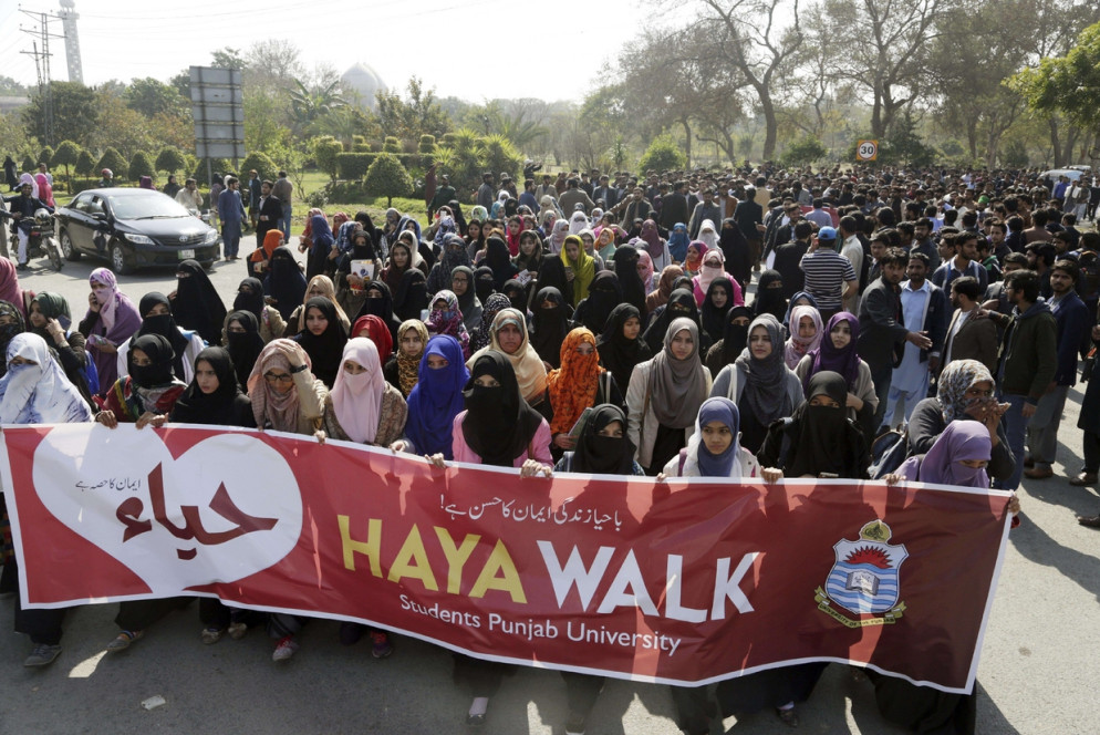 Studenti dell'Università del Punjab sfilano per protestare contro la celebrazione di San Valentino a Lahore, in Pakistan (Ansa)