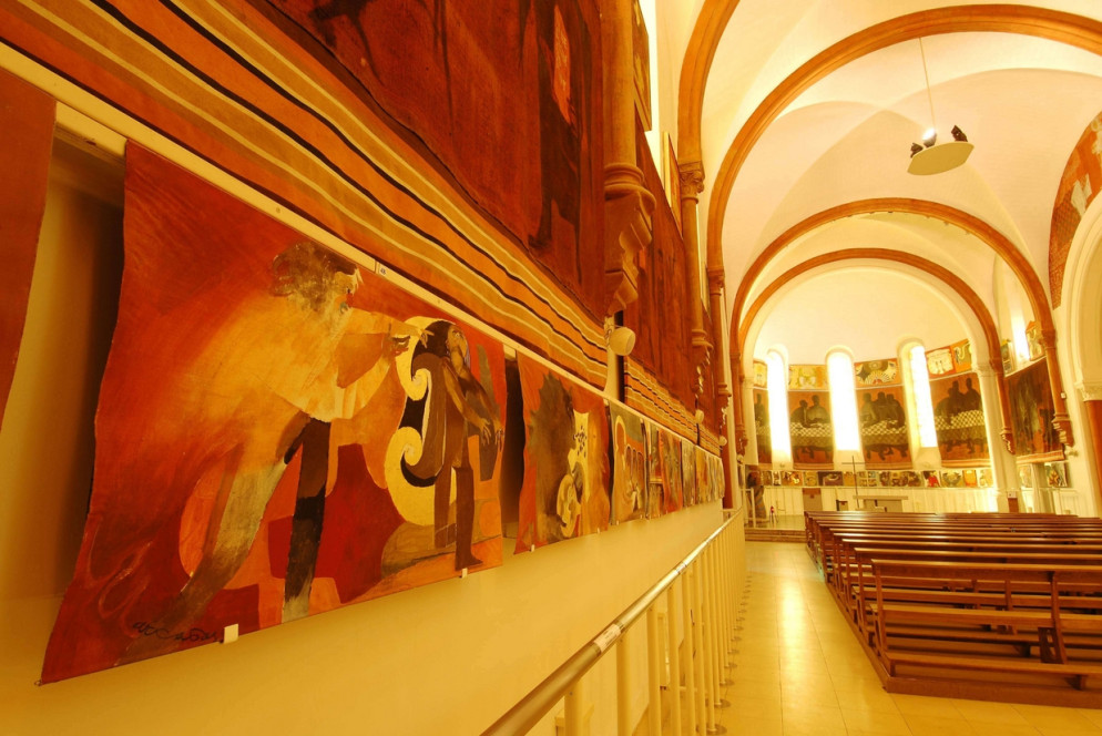 L'interno della chiesa di Saint-Hugues-de-Chartreuse con le opere di Arcabas