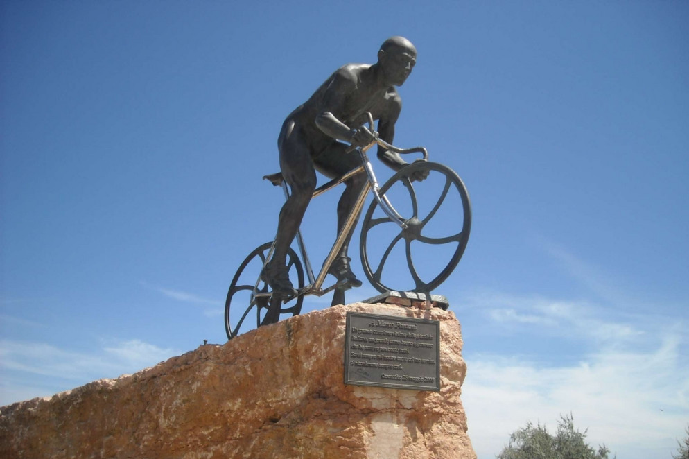 Il monumento a Marco Pantani eretto a Cesenatico (Wikicommons)