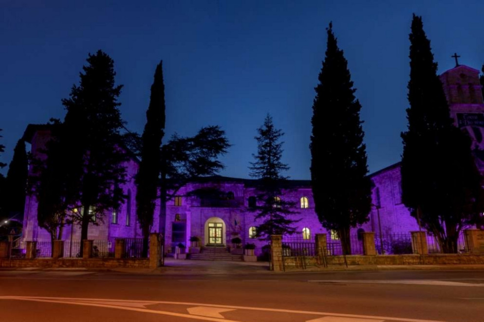 L'Istituto Serafico di Assisi illuminato di viola - Foto ufficio stampa Istituto Serafico di Assisi