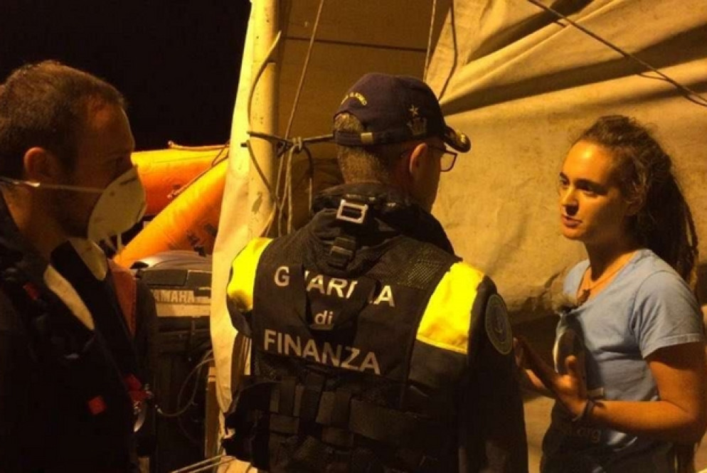 Nella notte di sabato alla capitana della nave, Carola Rackete, 31 anni, è stato notificato da parte della Guardia di finanza il decreto sicurezza bis entrato in vigore il 15 giugno. (Sea Watch / Twitter )