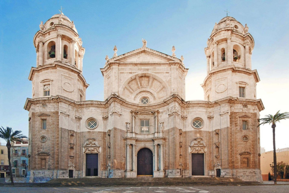 La facciata della cattedrale di Cadice