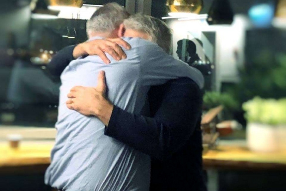 L'abbraccio fra Gantz e Lapid