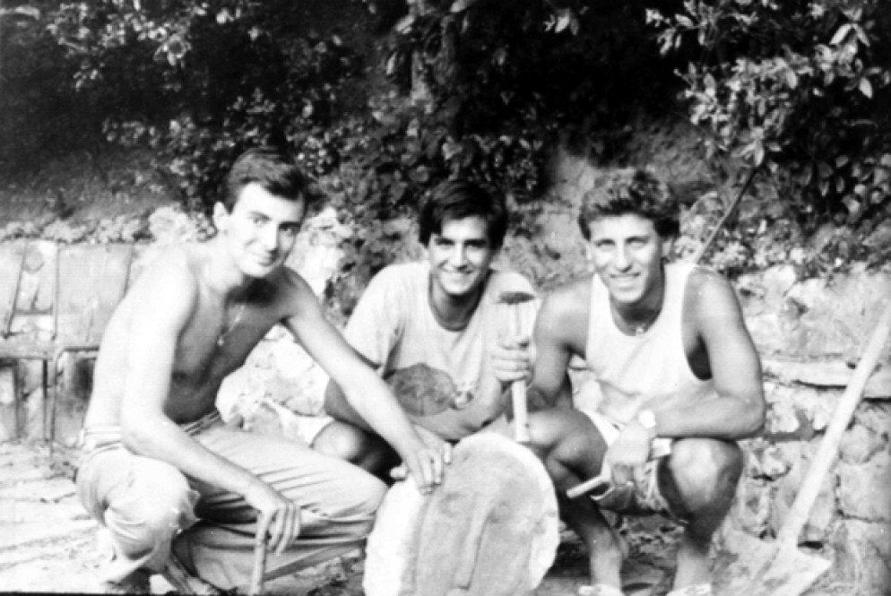 I tre studenti livornesi Michele Ghelarducci (S), Piero Luridiana (C) e Francesco Ferruccio (D) autori della burla delle teste di Modigliani nel 1984