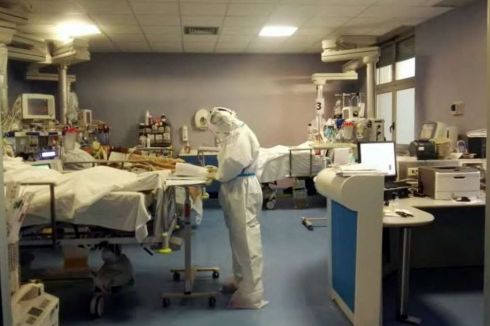 Le stanze con i malati e il personale sanitario in prima linea