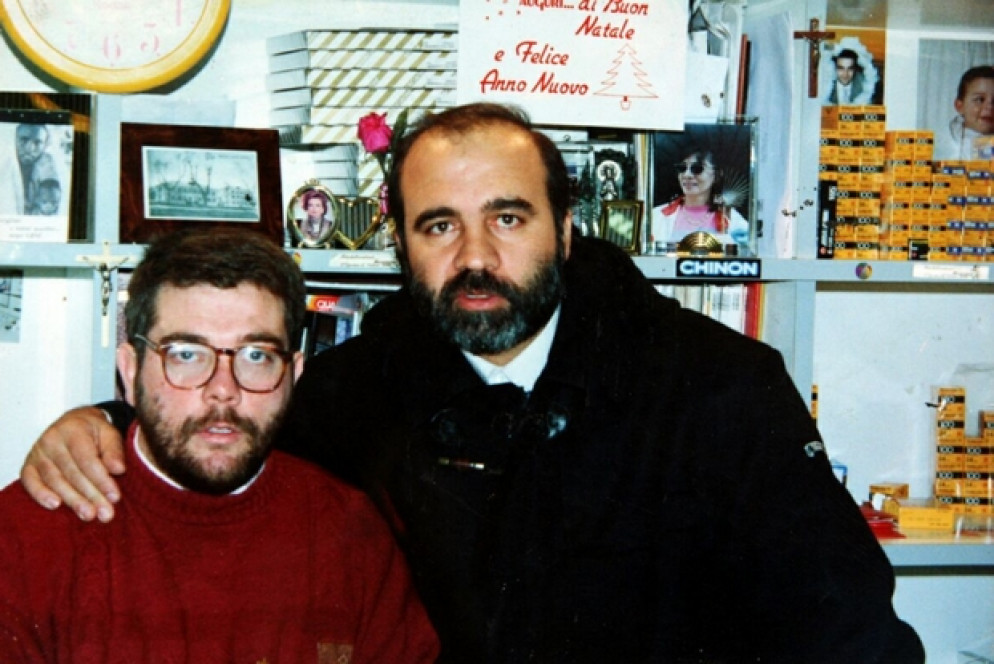 Don Peppe Diana, al centro, con l'amico Augusto De Meo