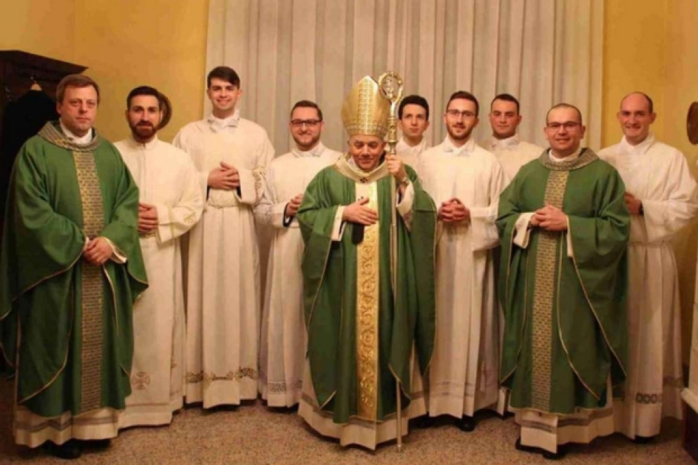 Alcuni dei Seminaristi di Udine assieme al rettore don Loris Della Pietra (a sinistra), l'arcivescovo di Udine, Andrea Bruno Mazzocato (al centro) e il direttore spirituale don Ilario Virgili (a destra) - Da www.facebook.com/pages/Seminario-Interdiocesano-di-Castellerio-Pagnacco-UD/115695975189813
