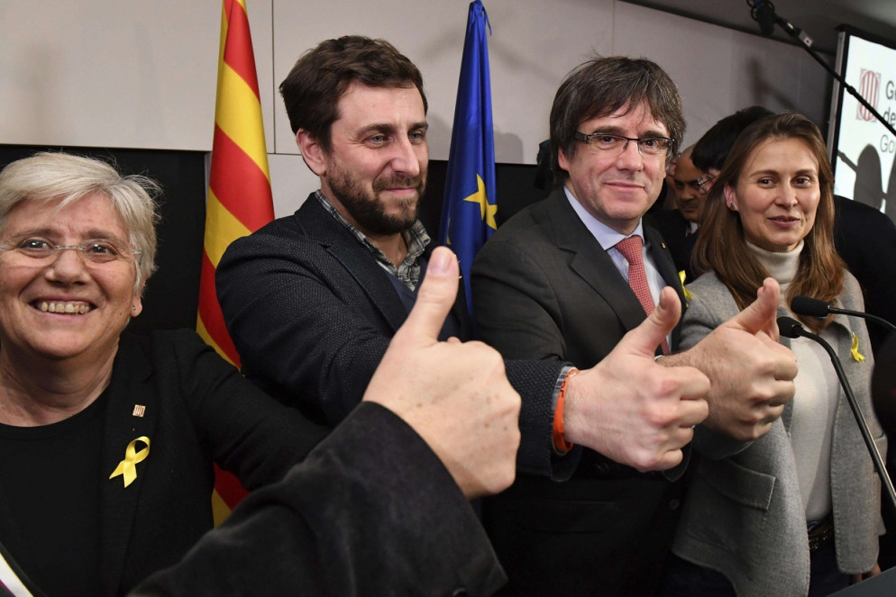 Puigdemont a Bruxelles con ex ministri del governo regionale catalano (Ansa)
