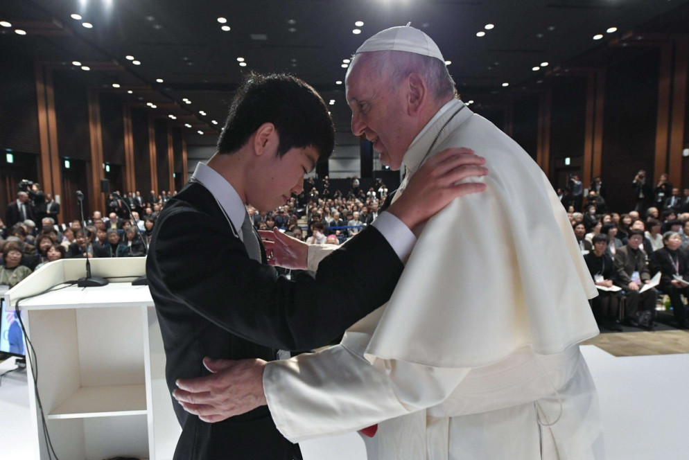 Il Papa con una giovane vittima di Fukushima (Ansa)