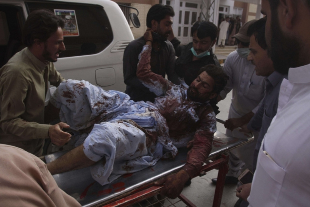 Uno dei feriti nell'attentato in Baluchistan (Ansa)