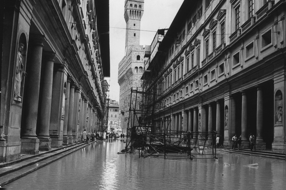 Gli Uffizi e Palazzo Vecchio bagnati dall'Arno