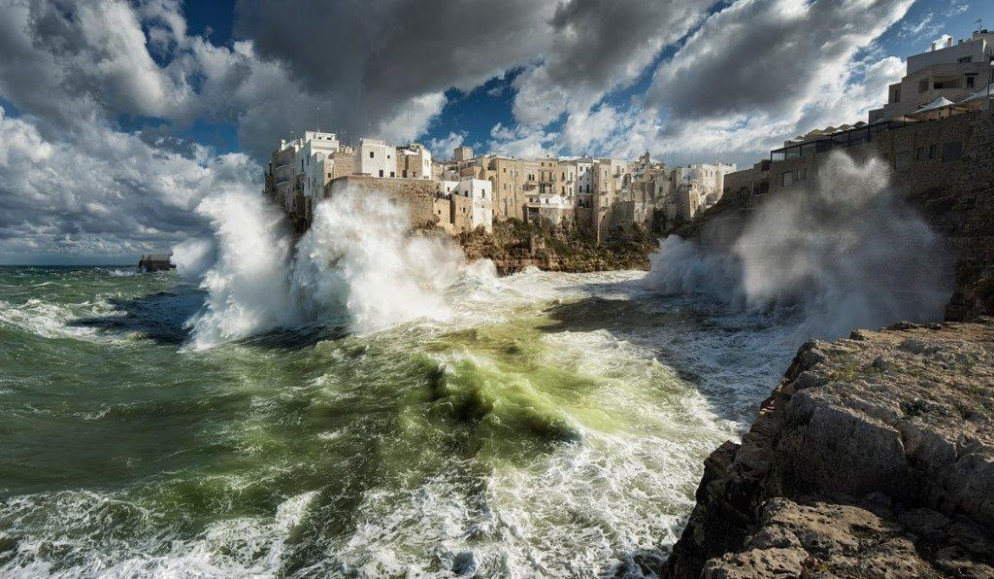 "Mareggiata Polignano", la foto vincitrice del Wiki Loves Monuments - Italia - Wikimedia Commons / Nicola Abbrescia